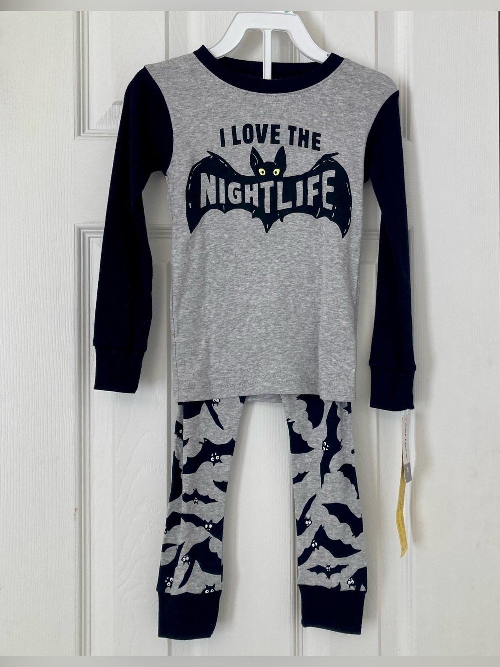 New Carter’s two piece pajama set Gray with black bats Halloween Size 3T NWT